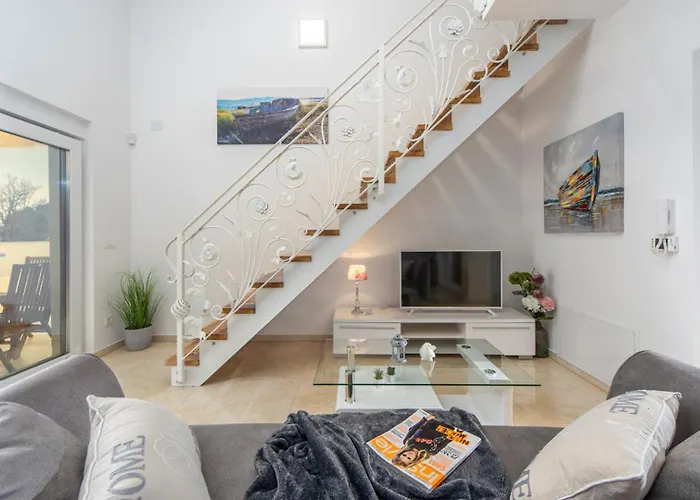 Shaula 1 By Guide Villa